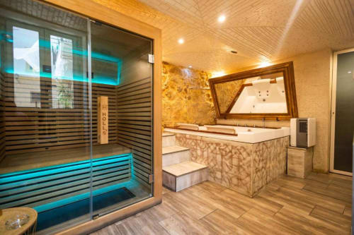 Lussuosa spa bathroom all'Oltre Exclusive di Palermo con sauna, vasca idromassaggio, riscaldamento radiante e servizi moderni.