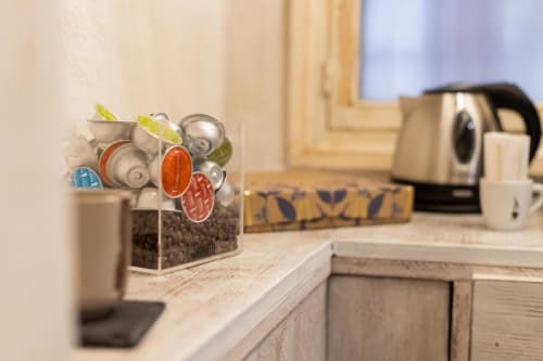 Esposizione di capsule caffè e selezione di tè sul bancone della cucina presso l'hotel boutique esclusivo Oltre a Palermo