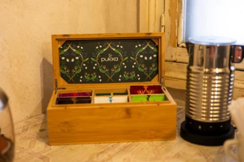 Selezione di tè Pukka e bollitore elettrico nella suite Caveau dell'hotel Oltre Exclusive a Palermo