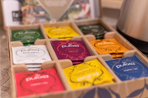 Selezione di tè alle erbe Pukka in scatola di cartone presso l'hotel Oltre Exclusive di Palermo, Italia