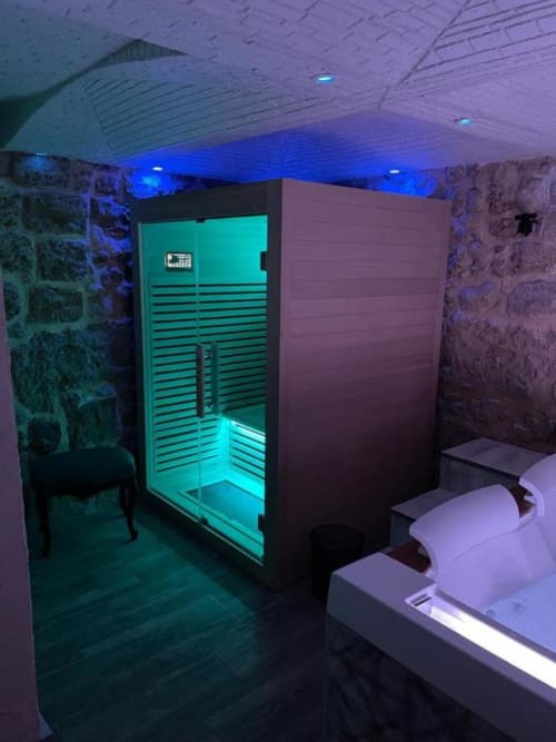 Elegante spa room presso Oltre Exclusive Caveau a Palermo con sauna a infrarossi, vasca idromassaggio e suggestive luci blu