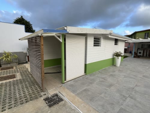 Bungalow moderne aux façades blanc et vert à la Résidence B&L Lagon à Sainte-Luce, Martinique