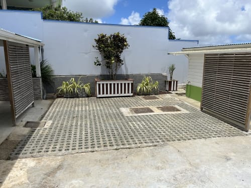 Entrée de la cour fermée de la Résidence B&L Lagon à Sainte-Luce avec dallage à motifs et plantes tropicales