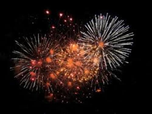 Feu d'artifice illuminant le ciel nocturne au-dessus de Meolans-Revel en célébration à la Maison d'Hôtes Les Méans