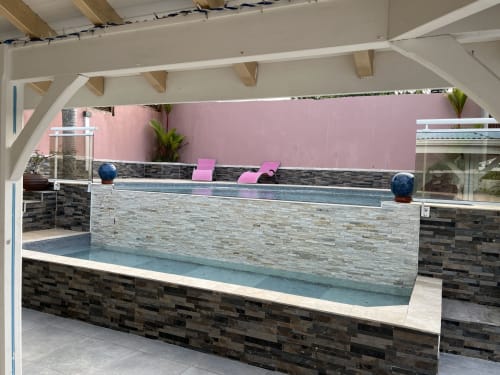 Piscine intérieure à débordement avec tampon