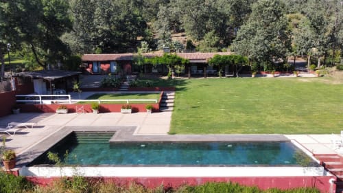 Piscina y jardines de El Escondite De Pedro Malillo en Candeleda con césped cuidado y construcción principal rústica