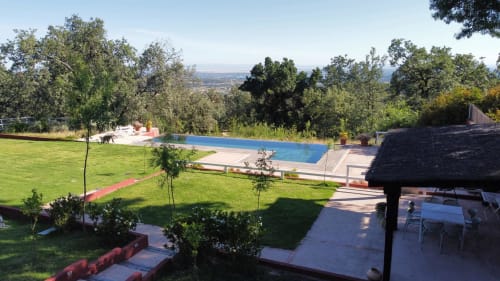 Piscina de lujo con vistas al valle en El Escondite De Pedro Malillo, boutique hotel con jardines impecables
