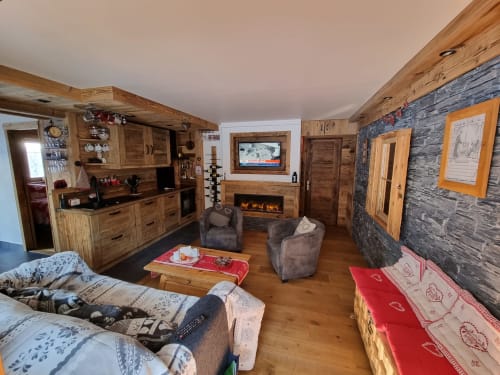 Appartement chalet chaleureux à Courchevel avec foyer, kitchenette et coin séjour avec vue montagne