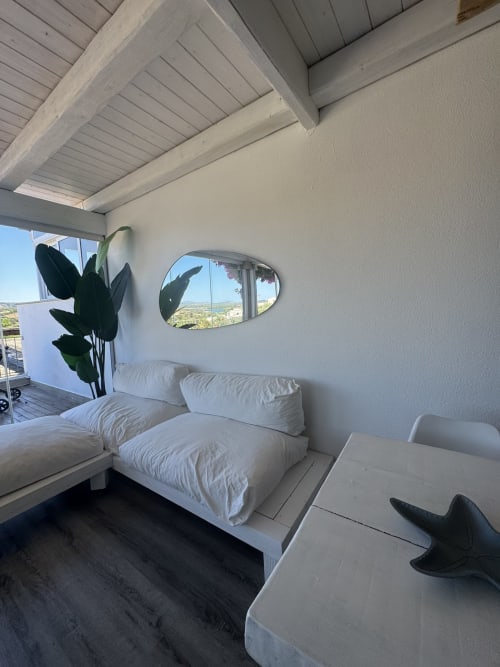 Camera moderna a Starfish Apartment, Villa Carrie Porto Pozzo, con biancheria bianca, decori costieri e finestra panoramica
