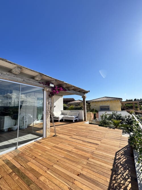 Terrazza in legno spaziosa di Villa Carrie Porto Pozzo con pergola, salotti e vista mare a Santa Teresa Gallura