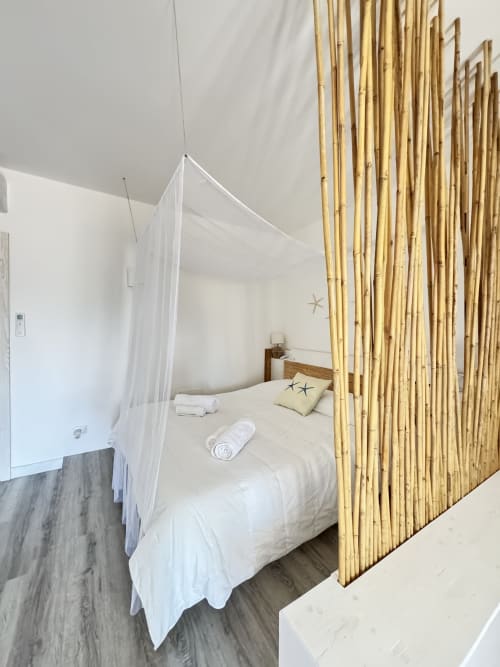 Camera Starfish Apartment con letto a baldacchino, biancheria bianca, separé in bambù e comfort moderni a Villa Carrie Porto