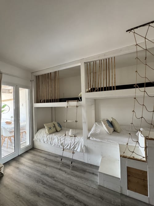 Letti a castello moderni nell'Apartamento Starfish di Villa Carrie Porto Pozzo, Santa Teresa Gallura con altalene in corda e vista sul mare