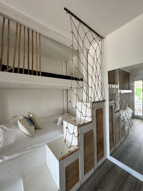 Appartamento Starfish a Villa Carrie Porto Pozzo con letti a castello divisi da corde e dettagli in legno a Santa Teresa