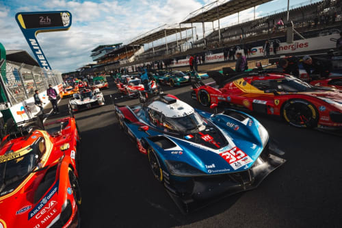 Voitures de course des 24h du Mans sur le circuit avec logos de sponsors, près du gîte Casa Pertica à Céton