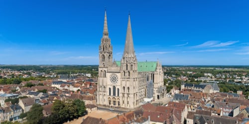 La Cathédrale de Chartres dominant la ville médiévale de Chartres, près du gîte Casa Pertica B&B à Céton, France