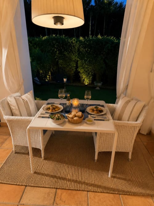 Dîner intime en plein air à La Parenthèse de Villepey, Saint Aygulf avec chaises tressées, repas raffinés et vue sur le jardin