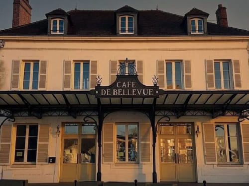 Façade de la Café de Bellevue au gîte Au Richebourg Nogent à Nogent-sur-Seine, France avec sa devanture crème et auvent noir