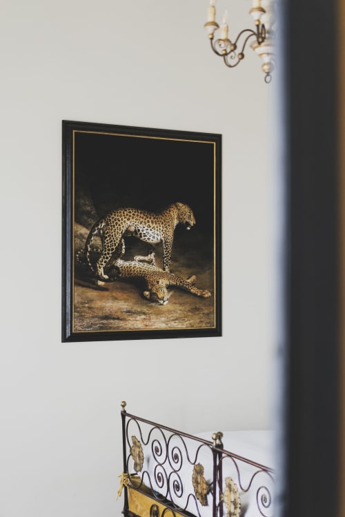 Quadro di leopardo incorniciato sopra la ringhiera ornamentale nella suite Camera della Caccia di Villa Stecchini Resort