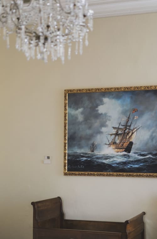 Suite elegante della Villa Stecchini Resort con quadro marittimo incorniciato e lampadario di cristallo