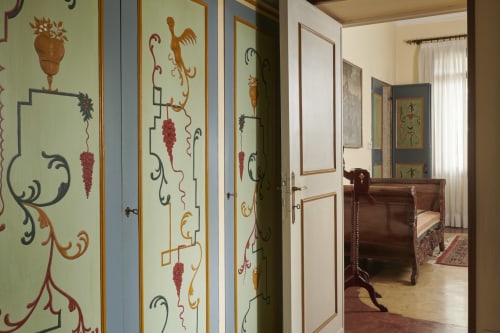 Elegante corridoio con porte decorate dipinte a mano presso Villa Stecchini Resort, Romano d'Ezzelino, che conduce alla suite