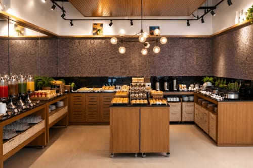 Buffet de café da manhã moderno na ALUGUEASY em Brasília com pastelarias, bebidas e marcenaria em madeira