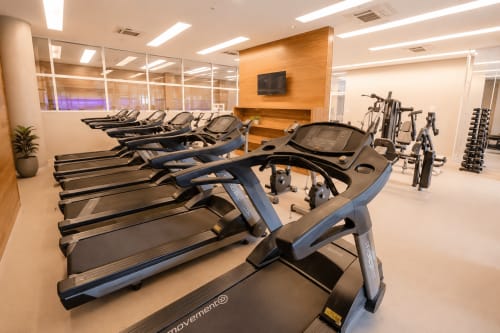 Centro de fitness moderno com esteiras, bicicletas estacionárias e pesos livres no hotel ALUGUEASY em Brasília