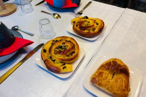 Pâtisseries et viennoiseries servies au petit-déjeuner d'Au Richebourg Nogent, Nogent-sur-Seine