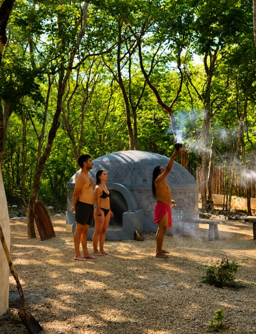 Huéspedes disfrutando de un temazcal tradicional en Hotel Boutique Cenote Secreto Maya en Valladolid, Yucatán