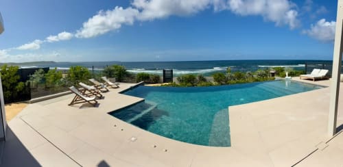 Piscine à débordement face à l'océan de la villa Maly Blue Location à Le Moule, Guadeloupe, avec vue sur mer et transats
