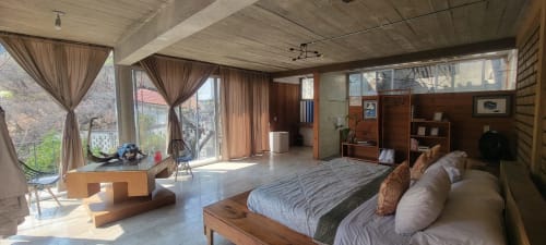 Amplia Suite Principal en Casa Santi Tepoz con vistas a la montaña, muebles de madera y comodidades modernas