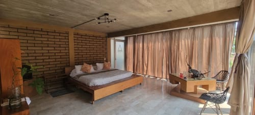 Habitación Suite Principal de Casa Santi Tepoz con cama de madera, paredes de ladrillo y vistas a la montaña desde la terraza en Santiago
