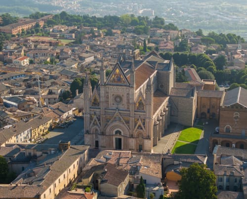 Veduta aerea della Cattedrale di Orvieto con il borgo medievale e il paesaggio toscano circostante