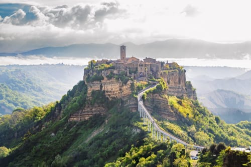Il suggestivo borgo storico di Orvieto arroccato sulla collina con cattedrale e accesso al precipizio mediante ponte in Umbria, Italia