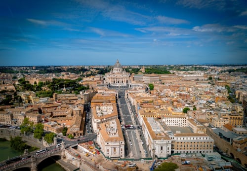 Vista aerea di Roma con la Basilica di San Pietro e lo skyline della città vicino al bed and breakfast Domus Giovanna