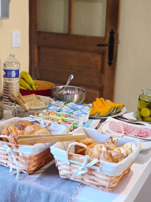 Frühstücksbuffet im La Maison de la Colline B&B mit Gebäck, Brot, Obst, Käse und Getränken in Vers, Frankreich
