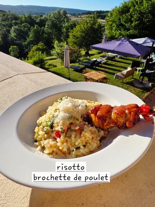 Risotto mit Hühnerspießen im La Maison de la Colline, Blick auf die französische Landschaft mit violetten Sonnenschirmen