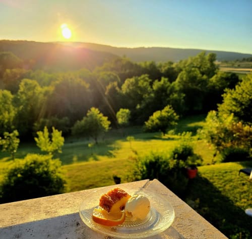 Gebäck mit Eis über einem üppigen Tal bei La Maison de la Colline, Vers Frankreich
