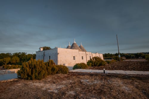 Trulli tradizionale con tetto a cono caratteristico a Ostuni, Italia al tramonto