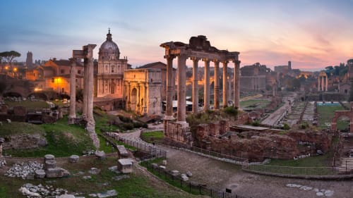 Rovine del Foro Romano al tramonto vicino al B&B Domus Giovanna a Roma, Italia