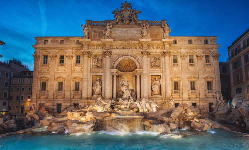 Fontana di Trevi illuminata al tramonto a Roma, vicino alla struttura Domus Giovanna