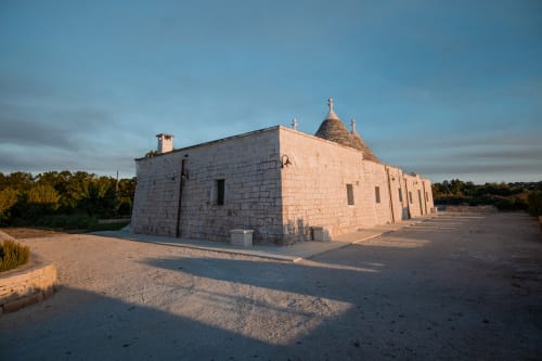 Tradizionale trullo in pietra a Ostuni, Italia al tramonto con i caratteristici tetti a cono