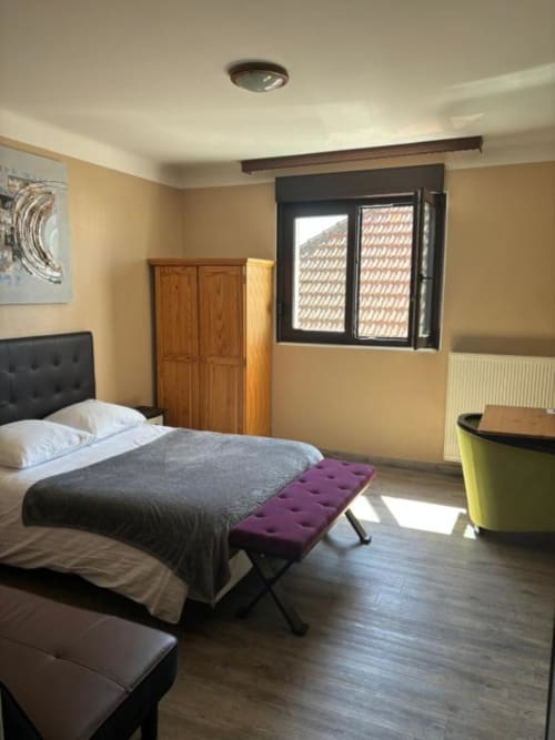 Chambre familiale à l'Hôtel Restaurant Le S'Y à Seingbouse : lit, armoire en bois, vue sur le jardin et équipements modernes