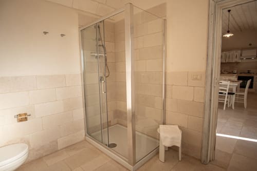 Ampio bagno nella camera Trullamie Terra Rossa di Trulli Life, Ostuni con doccia walk-in e servizi moderni