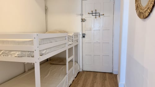 Litera blanca en apartamento Brisa y Calma de Holidays Costa Brava, Girona con suelo de madera y puerta