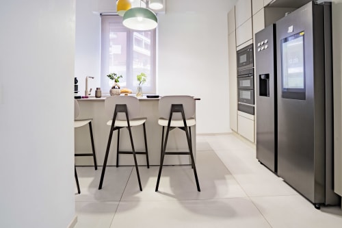 Cucina moderna nello Zen Seaside Apartment di Genova con bancone bar, elettrodomestici in acciaio inox e luce naturale