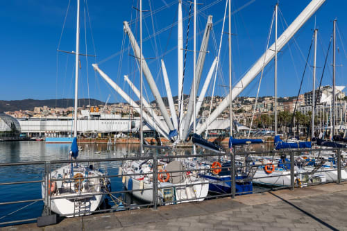 Marina di Genova con barche a vela bianche ormeggiate sotto cielo azzurro sereno, vicino alla Locanda Luan House B&B