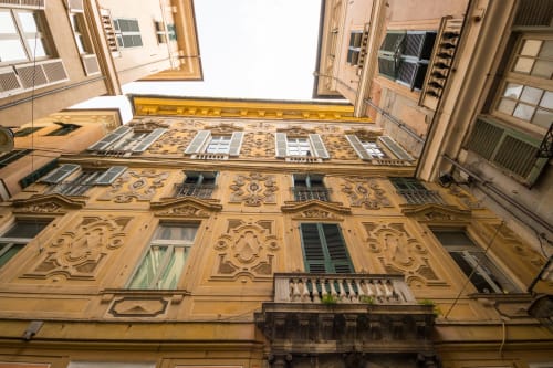 Affascinante facciata storica della Luan House B&B a Genova, Italia, vista dalla corte interna