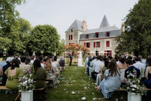 Cérémonie de mariage en plein air au château de Domaine de La Briandais à Missillac, France avec invités et décoration florale
