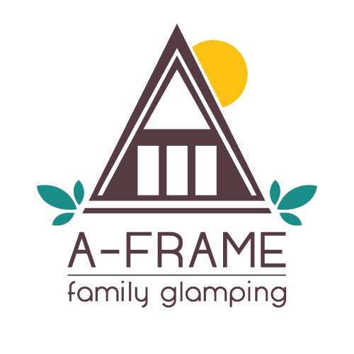 Logo glamping familiare a forma di tenda, con sole, finestre e piante per Guarda Che Luna Home & Relax a Sasso di