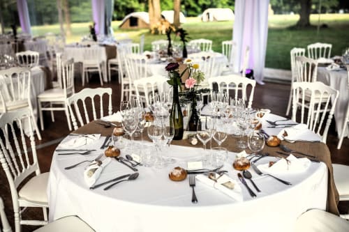 Table élégante de réception de mariage au Domaine de La Briandais avec nappes blanches, composition florale et mise en place formelle